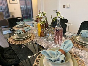Dining / Restaurant