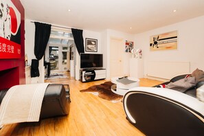 Living Room / Lounge