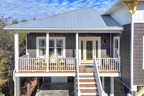 Front Entrance / Exterior - Streetside