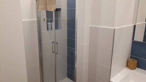 il bagno interno alla camera da letto matrimoniale
