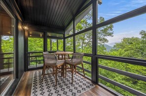 Outside dining for 4 people to enjoy a nice breakfast! 