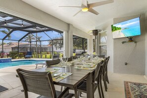 Enjoy outdoor dining, TV, Music, and an outdoor heater