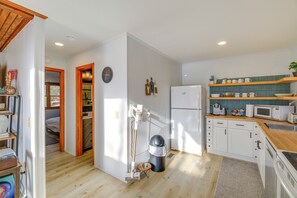 Kitchen | Blender | Toaster | Slow Cooker | 1st Floor