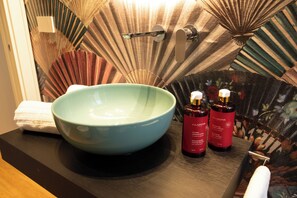 Bathroom amenities
