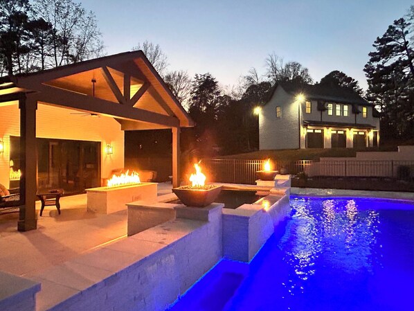 10-person hot tub with spillover, fire bowls and fire table. (1)