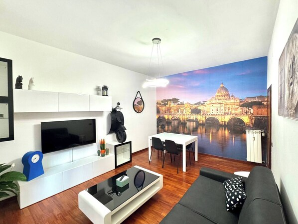 Salotto con divano letto matrimoniale, terrazzo, riscaldamento e Smart TV 55'
