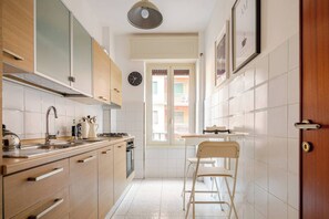 Cucina munita di macchinetta Nespresso, bollitore, forno e forno a microonde.