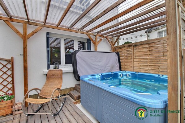 Outdoor spa tub