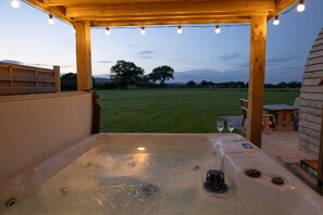 Hot Tub / whirlpool bath (Outdoor)
