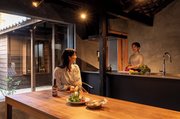 Kitchen & Dining