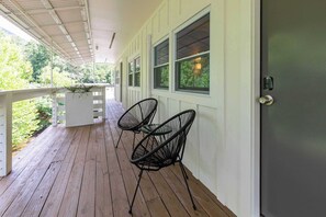 Aster Deluxe Double Queen Room - Outdoor seating
