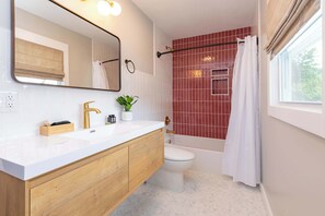 Aster Deluxe Double Queen Room - Bathroom with tub