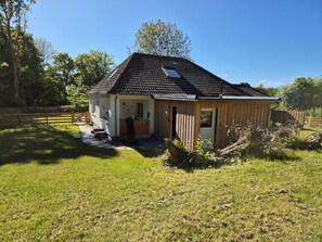 Außenansicht mit Garten