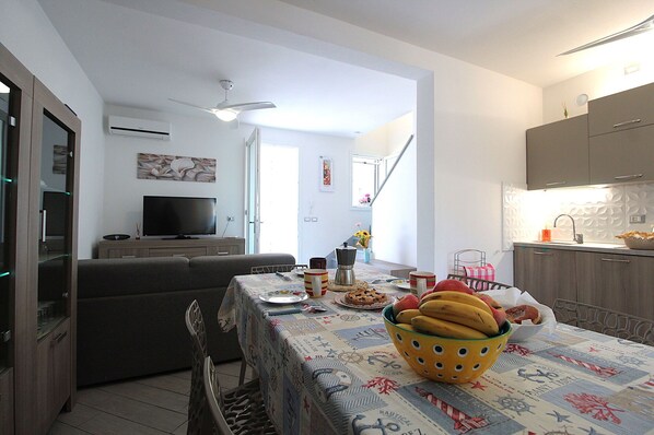 Autumn, Dining Room, Living Room, Spring, Summer