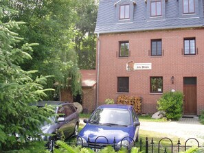 Aussenansicht mit Parkplatz