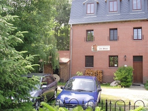 Aussenansicht mit Parkplatz