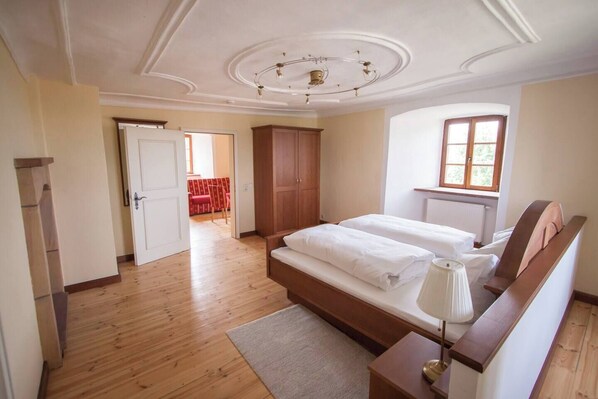 Schlafzimmer mit sicht auf das Wohnzimmer