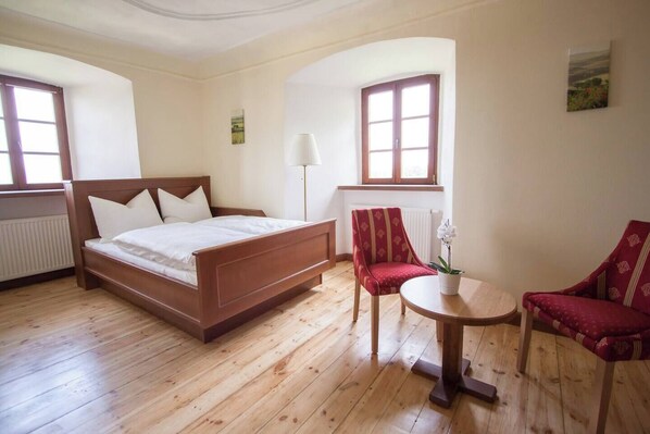 Zimmer 6 - Bett und Sitzgelegenheit