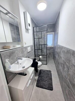 Badezimmer mit Dusche