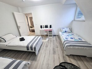 Schlafzimmer mit 3 Einzel Betten