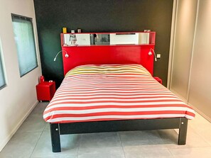Möbel, Schlafzimmer, Bett, Bettdecke, Fussboden, Bedding, Flooring, Bettrahmen, Interior Design, Linens