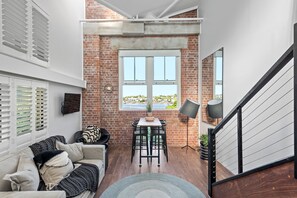 Water Views, Enormous Sash Windows, Plantation Shutters, Smart TV...