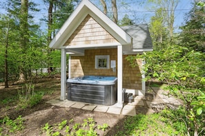 Soak it all in. This hot tub’s got the best seat in the woods.