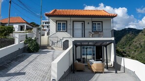 Welcome to Ozeanica Heights by LovelyStay, a stunning retreat with modern design, nestled perfectly to showcase breathtaking ocean and mountain views. #facade #traditionalmodernhouse