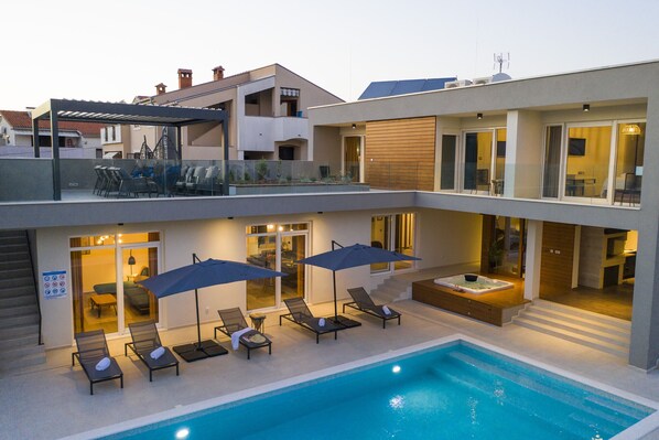 Swimming pool