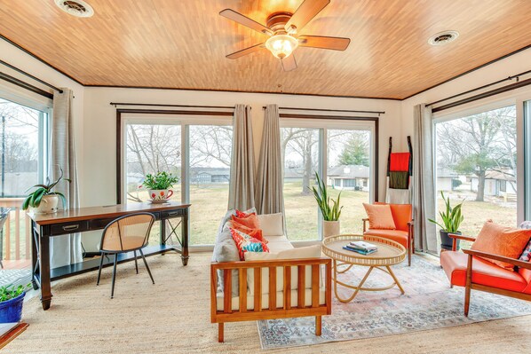 Blue Springs Vacation Rental | 2BR | 2BA | 1,380 Sq Ft | 1 Step to Enter