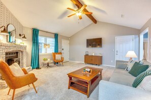 Living Room | Free WiFi | Smart TV | Central A/C | Fireplace