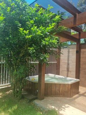 Outdoor spa tub