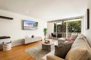 Cozy, bright living room with stylish decor – perfect for unwinding!







