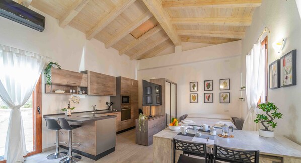 Communal lounge/ TV room,Kitchen or kitchenette,Dining area