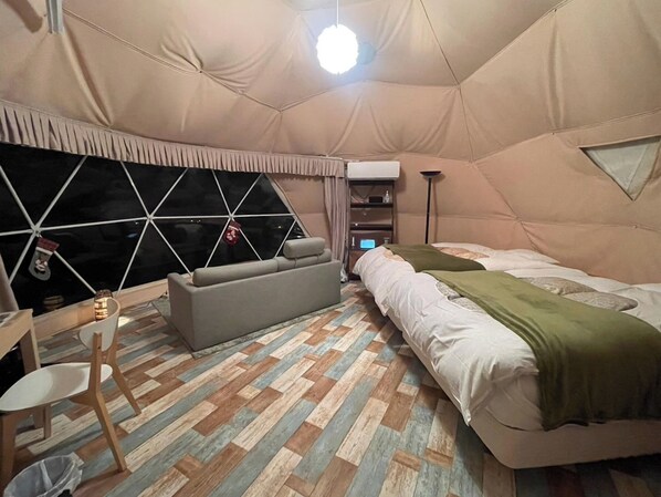 ・[Dome Tent F] A dome tent with a warm atmosphere. Enjoy a relaxing sleep in the bed.