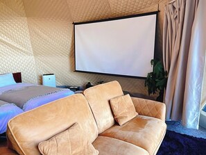 ・[Dome Tent F] A tent with a screen. A room that will create happy memories.