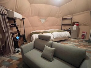 ・[Dome Tent F] A dome tent where you can relax on the sofa. It is also fully air-conditioned so you can enjoy your stay comfortably.