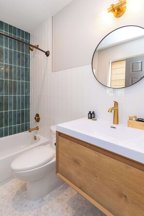 Magnolia Deluxe Studio King Room - Bathroom with tub