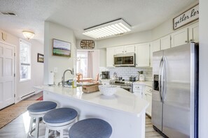 Kitchen | Central A/C & Heat | Dual Drip/Keurig Coffee Maker