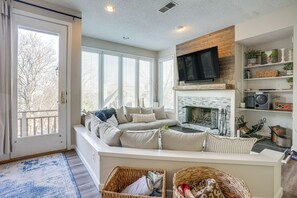 Living Room | 1st Floor | Smart TV | Free WiFi