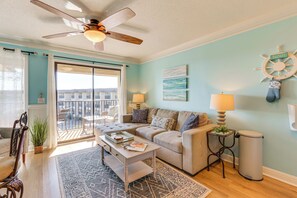 Living Room | Central A/C & Heating | Free WiFi | Smart TV