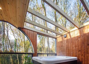 Honeysuckle Treehouse - Woodland Park Lodges, Ellesmere