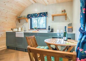 Honeysuckle Treehouse - Woodland Park Lodges, Ellesmere