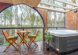 Honeysuckle Treehouse - Woodland Park Lodges, Ellesmere