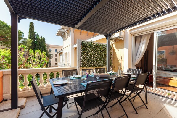 Outdoor dining