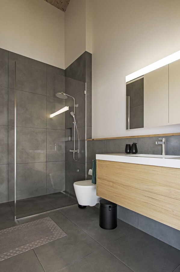Flooring, Wand, Fussboden, Armatur, Interior Design, Badezimmer, Toilette, Installation, Decke, Fliese