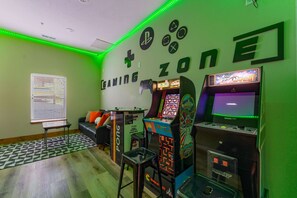Level up your vacation fun in this exciting game room! From friendly competitions to laid-back entertainment, there's something for everyone to enjoy! 🎮🎱🏆