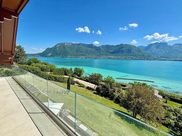 Vue panoramique sur le lac d’Annecy