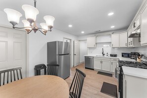 Create delicious meals in a space that inspires—minimalist, stylish, and fully stocked. 🍳🌟