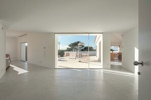 Entry hall (to master bedroom, kitchen and living room)